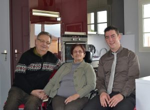 conseiller Maison Auton'home avec cliente paraplégique suite à AVC