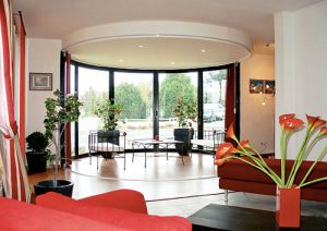 modèle de Maison Auton'home bénéficiant d'un intérieur extérieur ouvert et lumineux grâce à l'espace fenêtre circulaire Lumicène dans votre Maison Auton'home