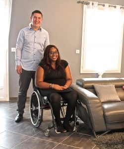 conseiller Maison Auton'home avec cliente paraplégique