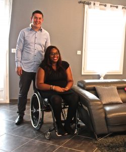 conseiller Maison Auton'home avec cliente paraplégique