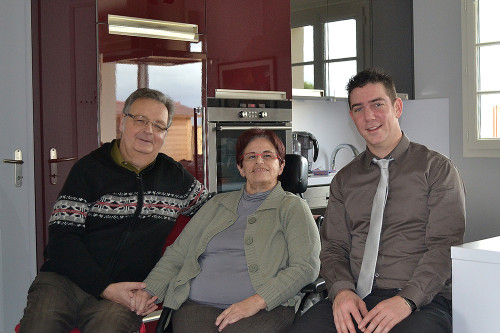 conseiller Maison Auton'home avec cliente paraplégique suite à AVC