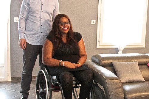 conseiller Maison Auton'home avec cliente paraplégique