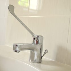 robinetterie adaptée avec levier médical