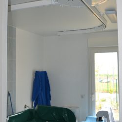 une Maison Auton'home et ses sanitaires ergonomiques adaptés et accessibles avec rail de transfert